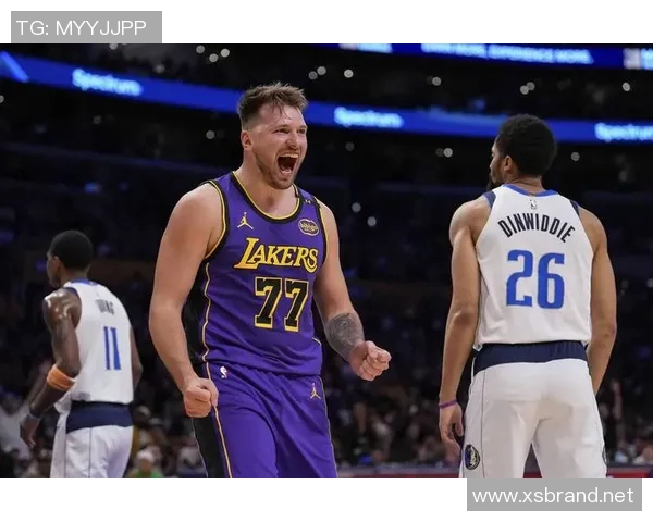 湖人队记：东契奇刚刚从湖人更衣室出来，走路一瘸一拐